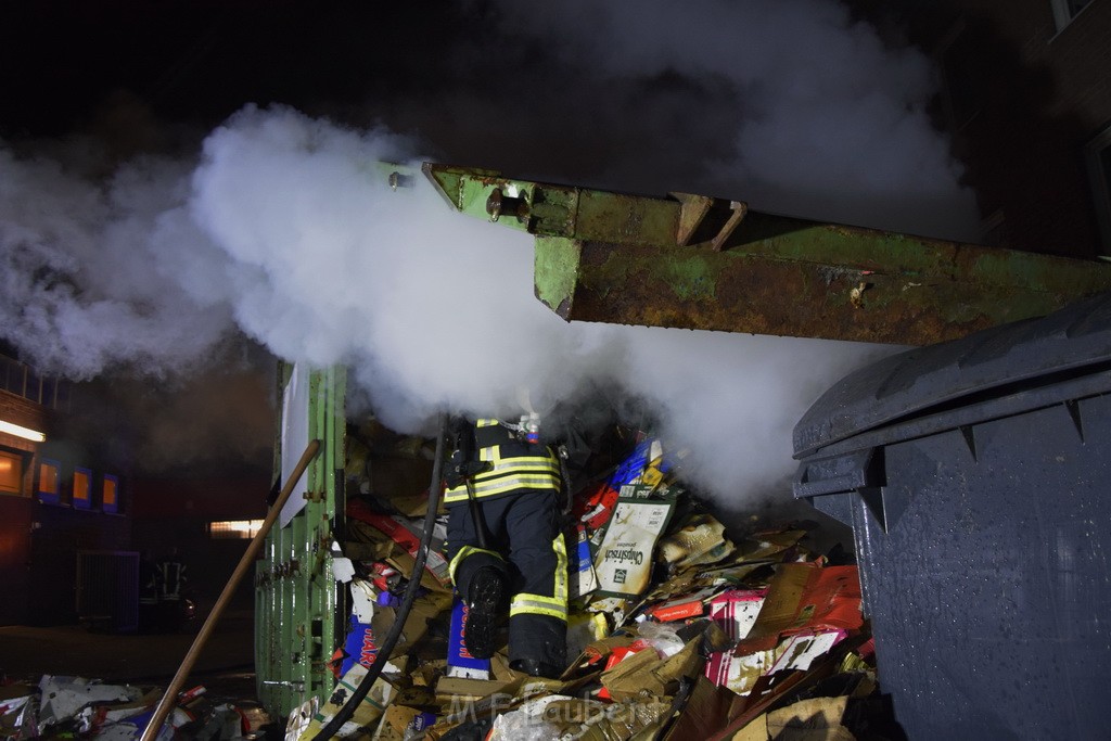 Feuer Papp Presscontainer Koeln Hoehenberg Bochumerstr P323.JPG - Miklos Laubert